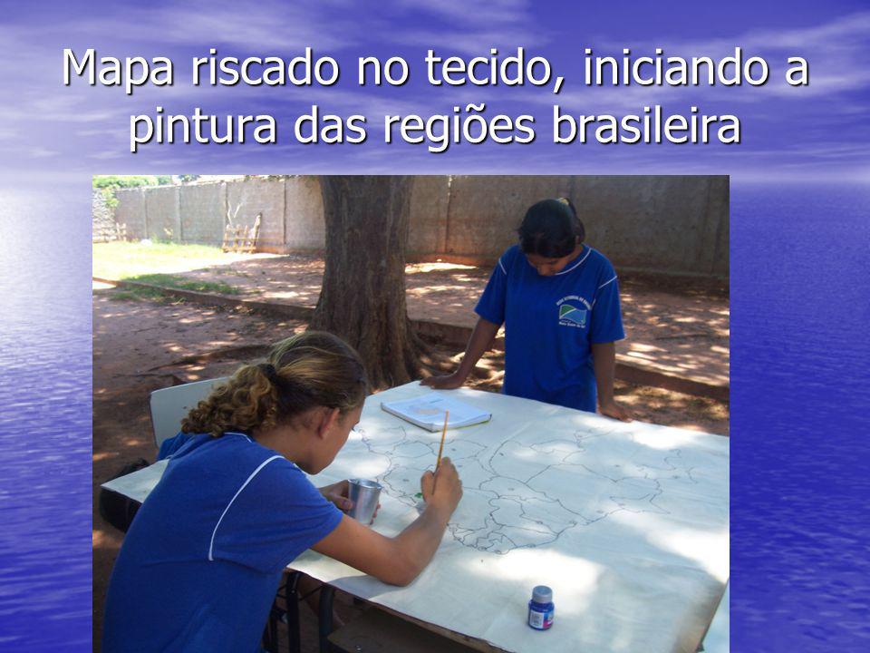 Mapa riscado no tecido, iniciando a pintura das regiões brasileira
