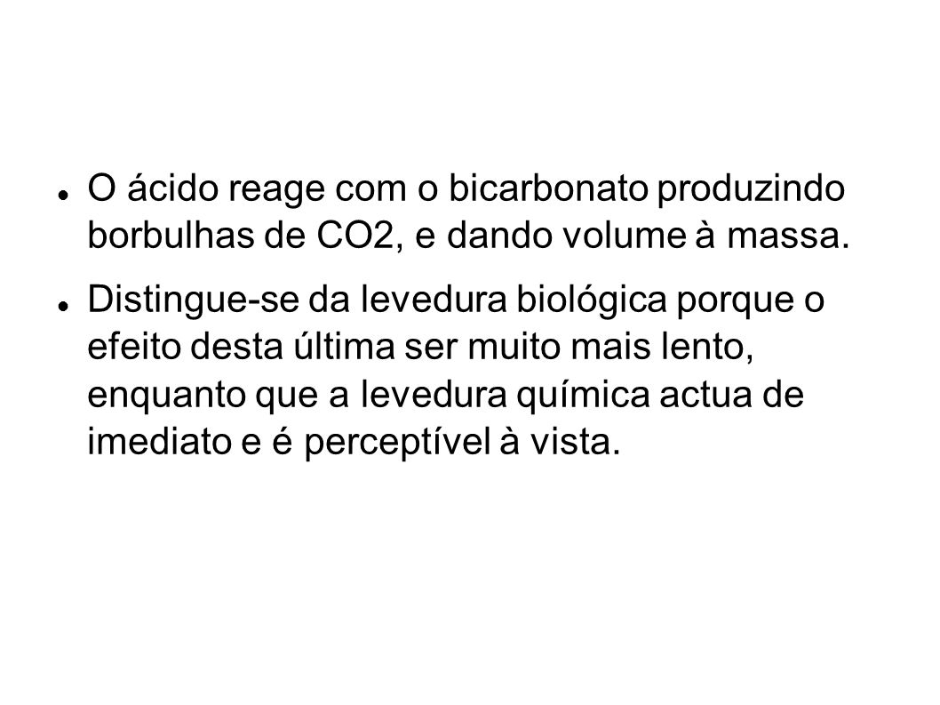 O ácido reage com o bicarbonato produzindo borbulhas de CO2, e dando volume à massa.