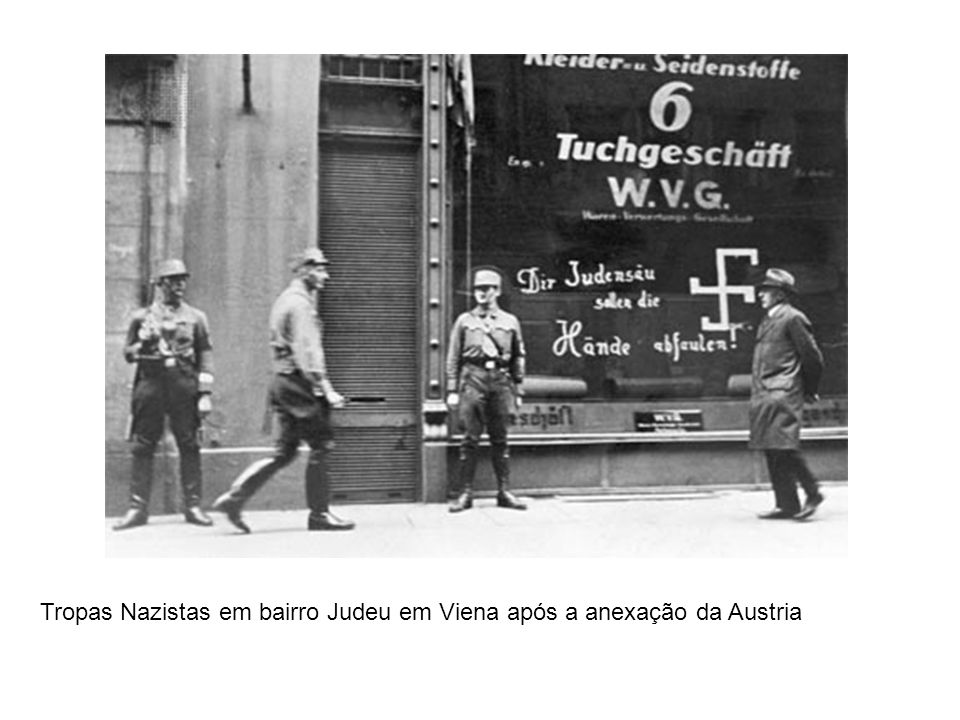 Tropas Nazistas em bairro Judeu em Viena após a anexação da Austria