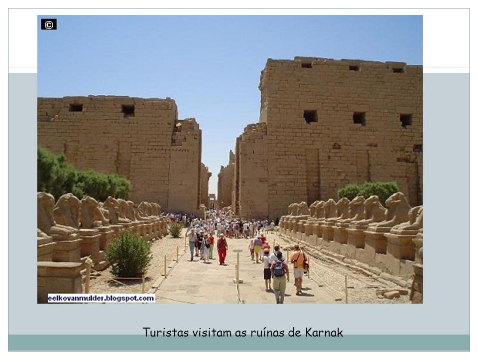 Turistas visitam as ruínas de Karnak