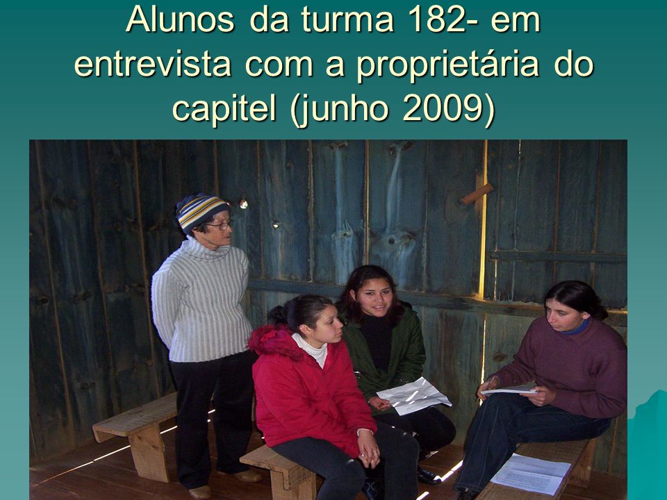 Alunos da turma 182- em entrevista com a proprietária do capitel (junho 2009)