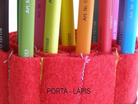 PORTA - LÁPIS Rede de Bibliotecas Escolares. Material para fazer o porta-lápis 60 cm x 20 cm de feltro, tecido ou papel; Linhas de coser de várias cores.