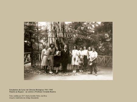 Estudantes do Curso de Ciências Biológicas 1941-1945 Passeio ao Buçaco - ao centro o Professor Arnaldo Roseira Foto cedida por Drª. Maria Amélia Vieira.
