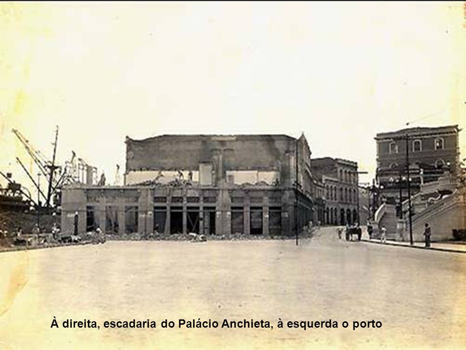 À direita, escadaria do Palácio Anchieta, à esquerda o porto
