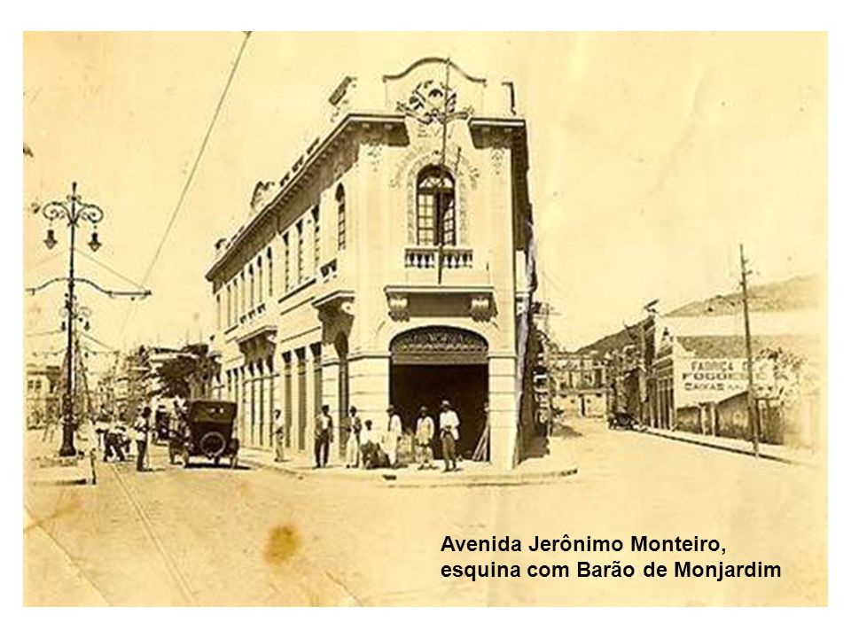Avenida Jerônimo Monteiro, esquina com Barão de Monjardim