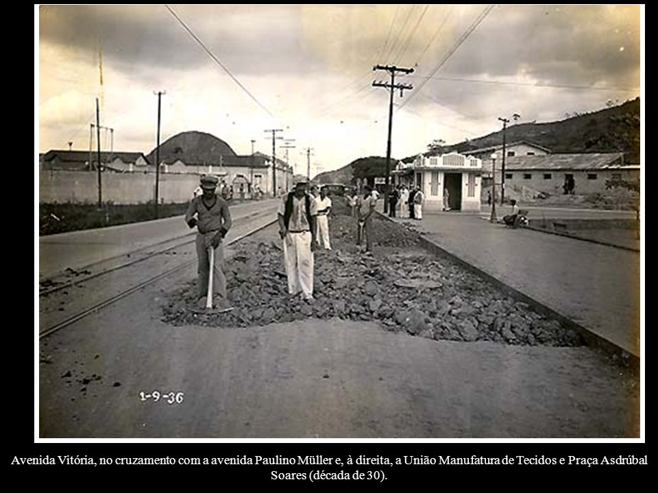 Avenida Vitória, no cruzamento com a avenida Paulino Müller e, à direita, a União Manufatura de Tecidos e Praça Asdrúbal Soares (década de 30).