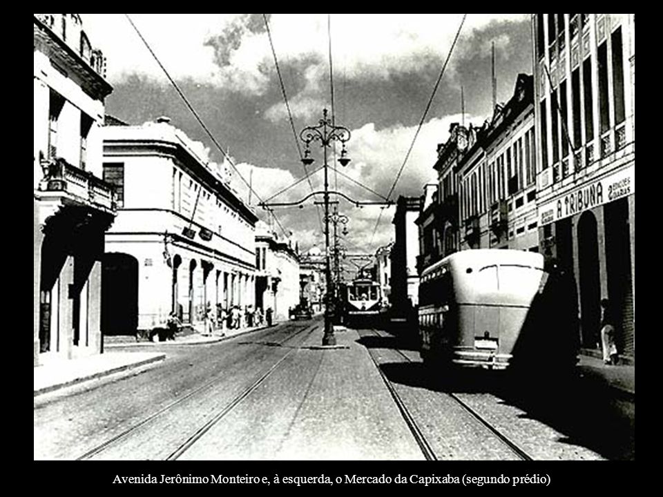 Avenida Jerônimo Monteiro e, à esquerda, o Mercado da Capixaba (segundo prédio)