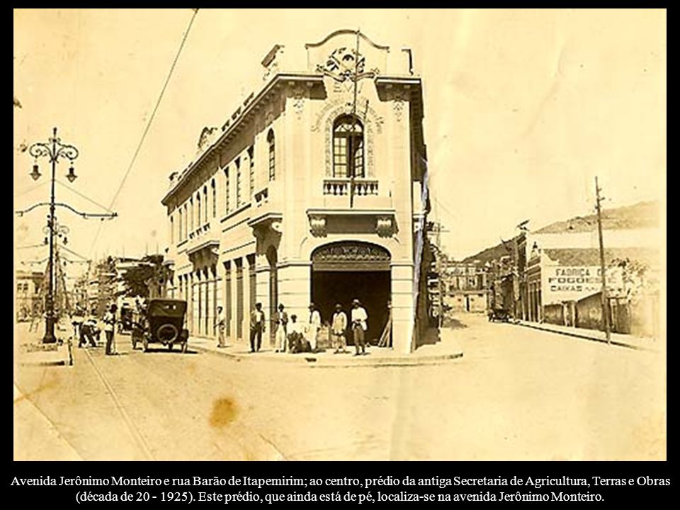 Avenida Jerônimo Monteiro e rua Barão de Itapemirim; ao centro, prédio da antiga Secretaria de Agricultura, Terras e Obras (década de ).