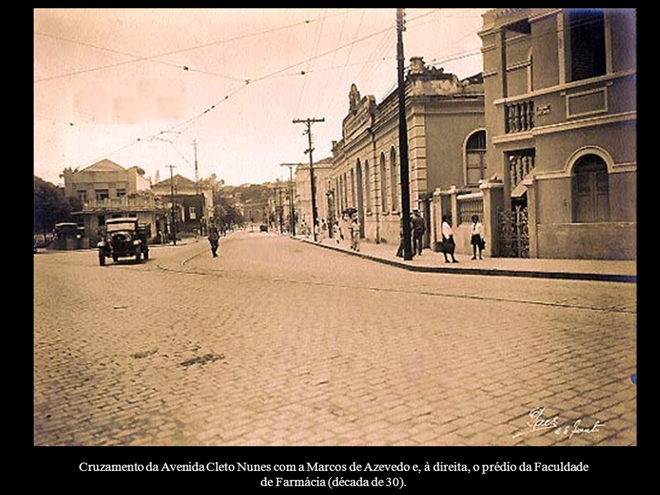 Cruzamento da Avenida Cleto Nunes com a Marcos de Azevedo e, à direita, o prédio da Faculdade de Farmácia (década de 30).