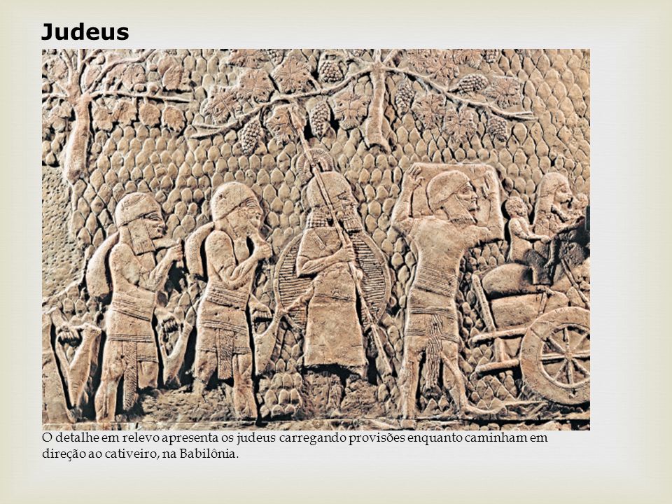 Judeus O detalhe em relevo apresenta os judeus carregando provisões enquanto caminham em direção ao cativeiro, na Babilônia.