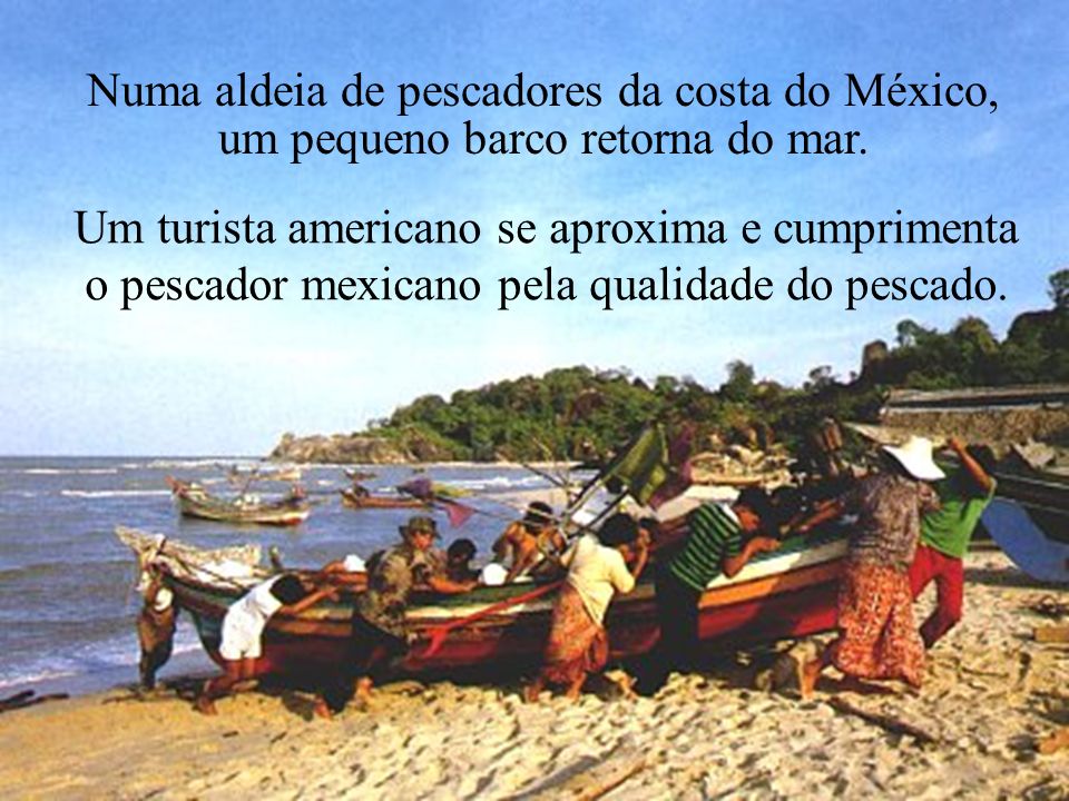 Numa aldeia de pescadores da costa do México, um pequeno barco retorna do mar.