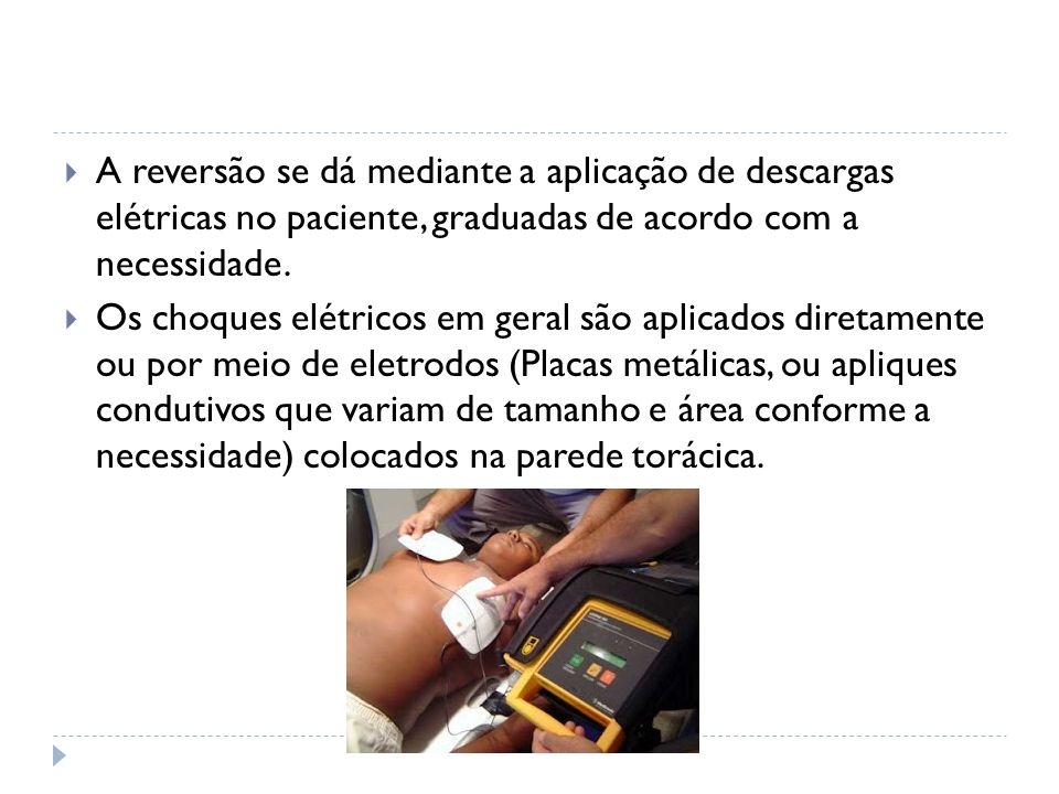 A reversão se dá mediante a aplicação de descargas elétricas no paciente, graduadas de acordo com a necessidade.