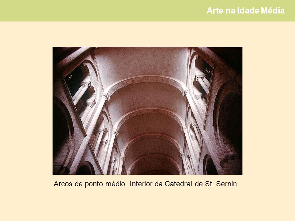 Arcos de ponto médio. Interior da Catedral de St. Sernin.