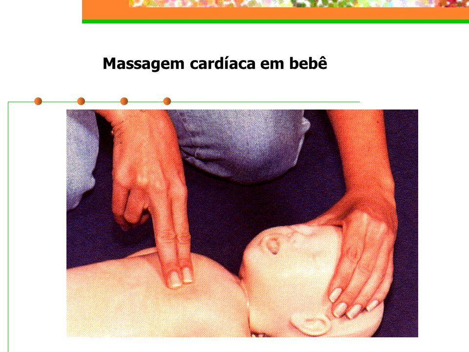 Massagem cardíaca em bebê