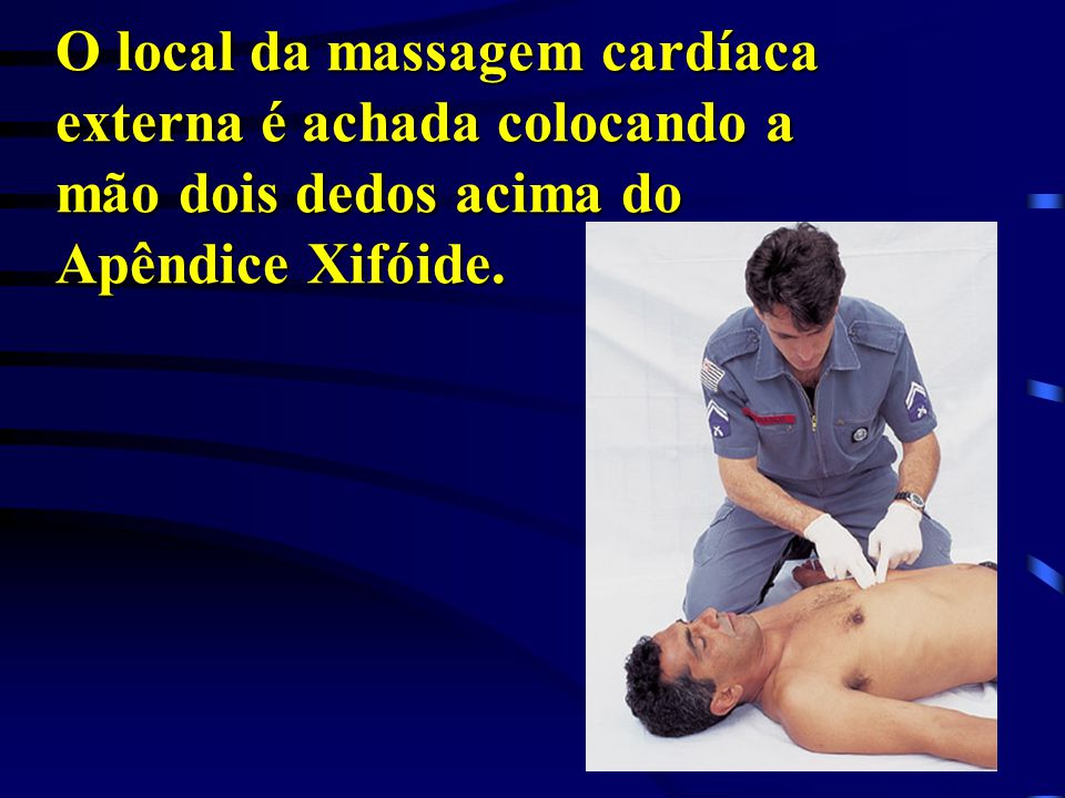 O local da massagem cardíaca externa é achada colocando a mão dois dedos acima do Apêndice Xifóide.