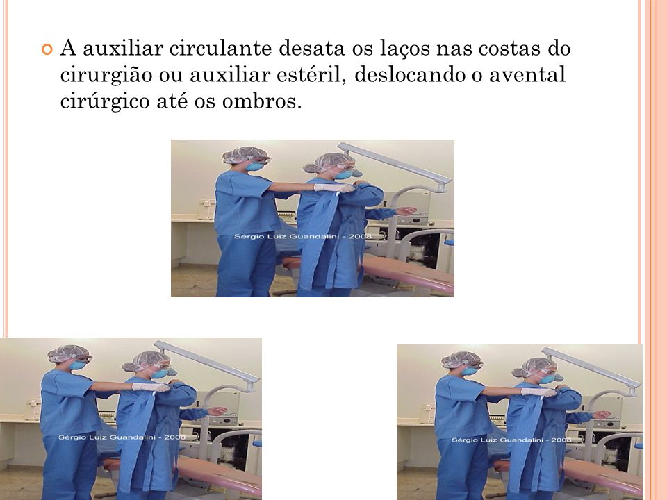 A auxiliar circulante desata os laços nas costas do cirurgião ou auxiliar estéril, deslocando o avental cirúrgico até os ombros.