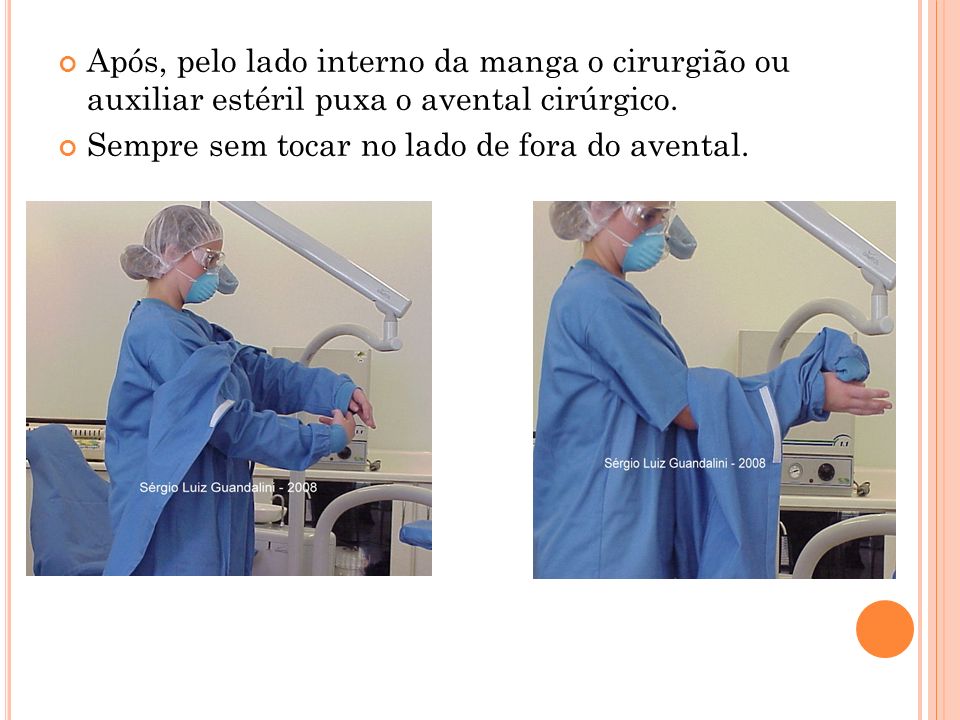Após, pelo lado interno da manga o cirurgião ou auxiliar estéril puxa o avental cirúrgico.