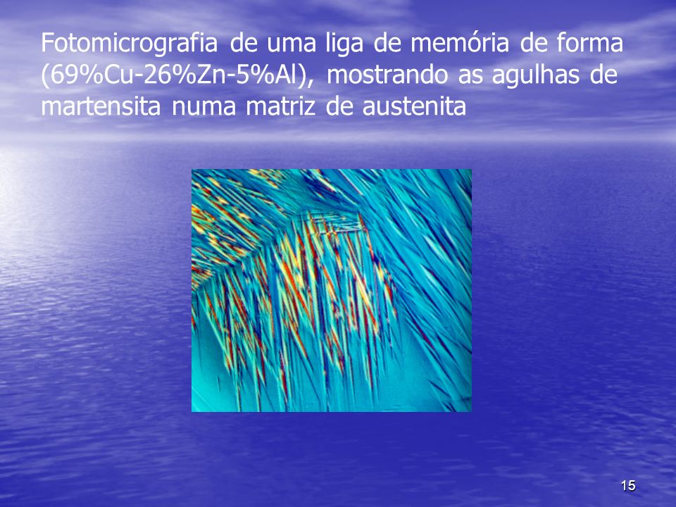 Fotomicrografia de uma liga de memória de forma (69%Cu-26%Zn-5%Al), mostrando as agulhas de martensita numa matriz de austenita