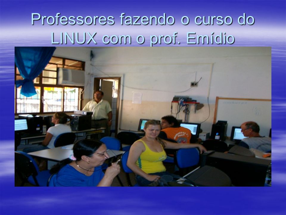 Professores fazendo o curso do LINUX com o prof. Emídio