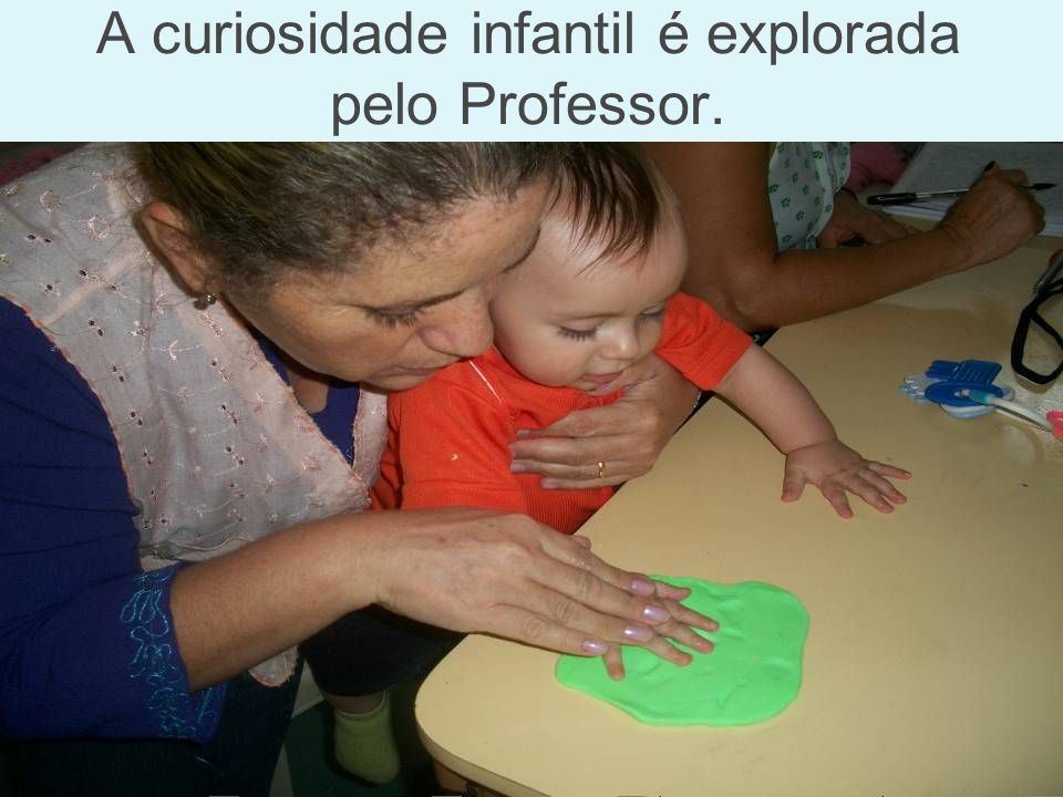 A curiosidade infantil é explorada pelo Professor.