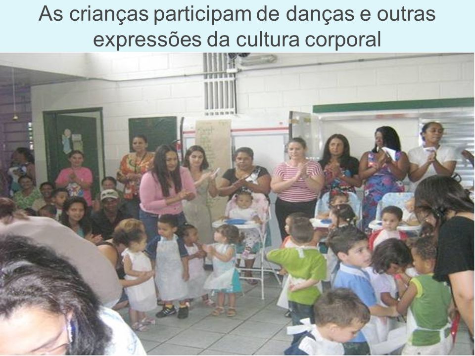 As crianças participam de danças e outras expressões da cultura corporal
