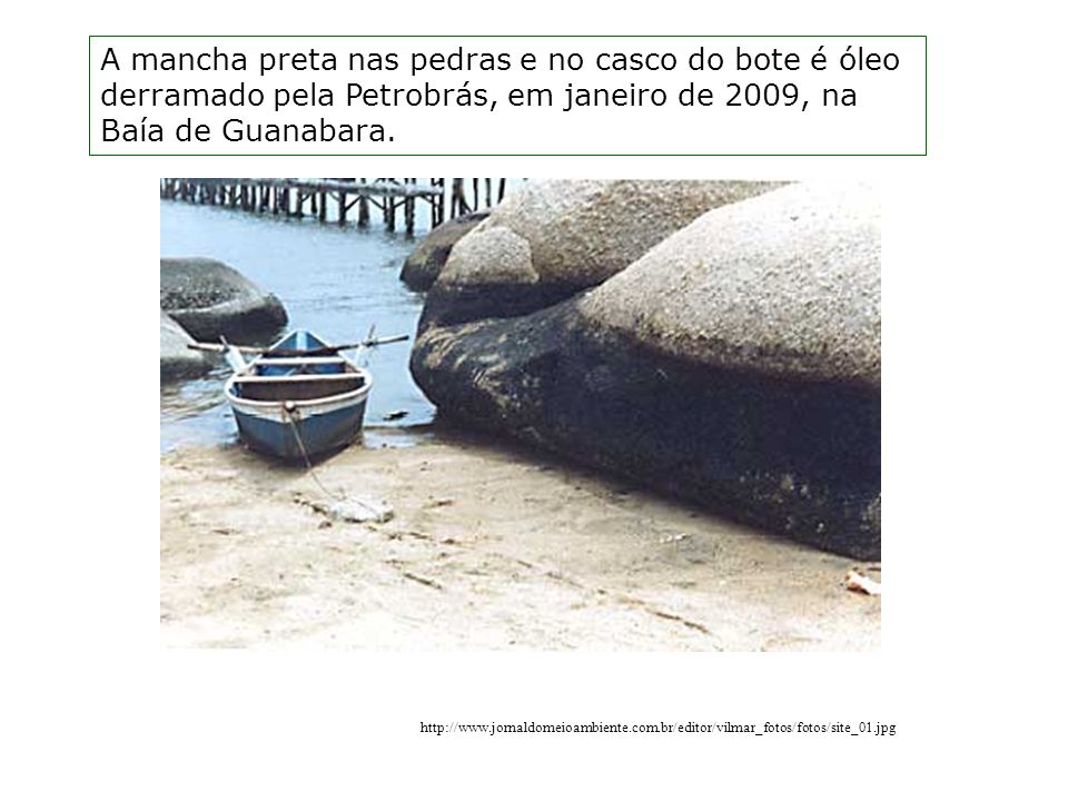 A mancha preta nas pedras e no casco do bote é óleo derramado pela Petrobrás, em janeiro de 2009, na Baía de Guanabara.