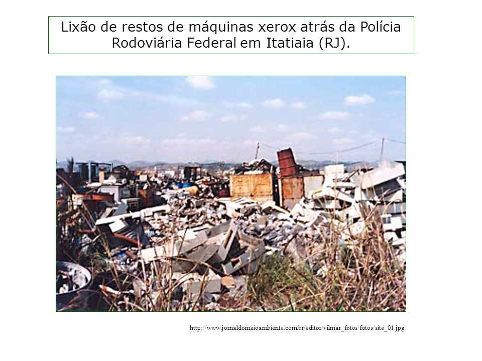 Lixão de restos de máquinas xerox atrás da Polícia Rodoviária Federal em Itatiaia (RJ).