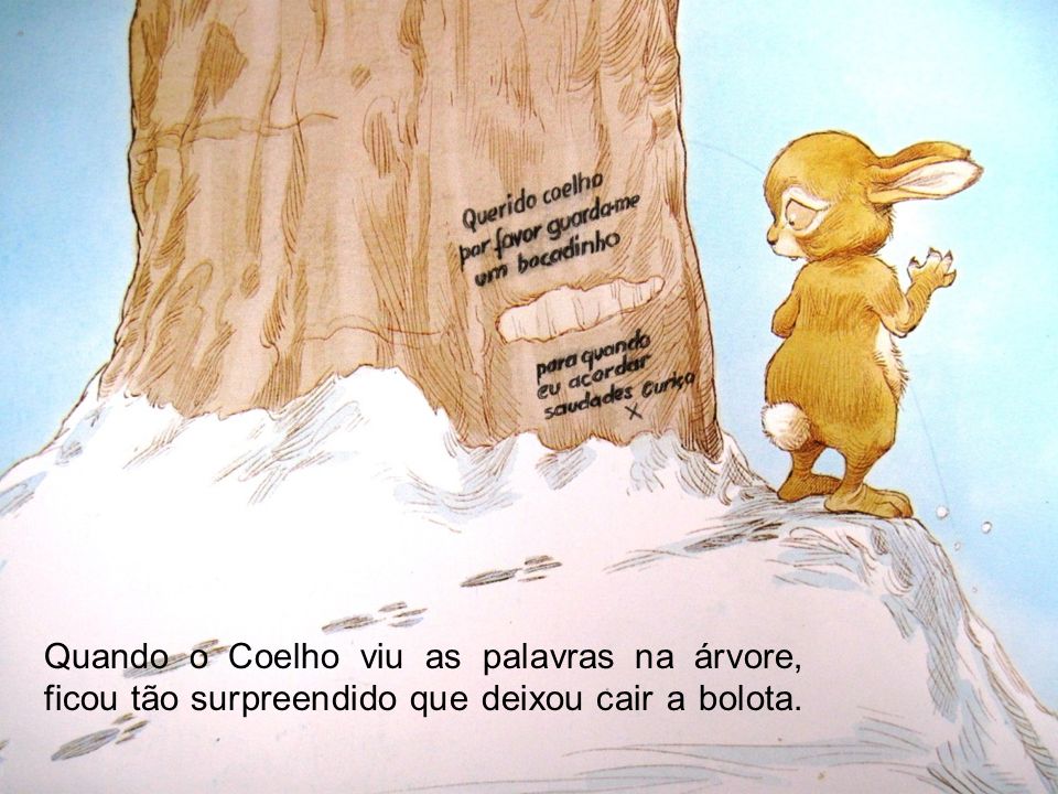 Quando o Coelho viu as palavras na árvore, ficou tão surpreendido que deixou cair a bolota.